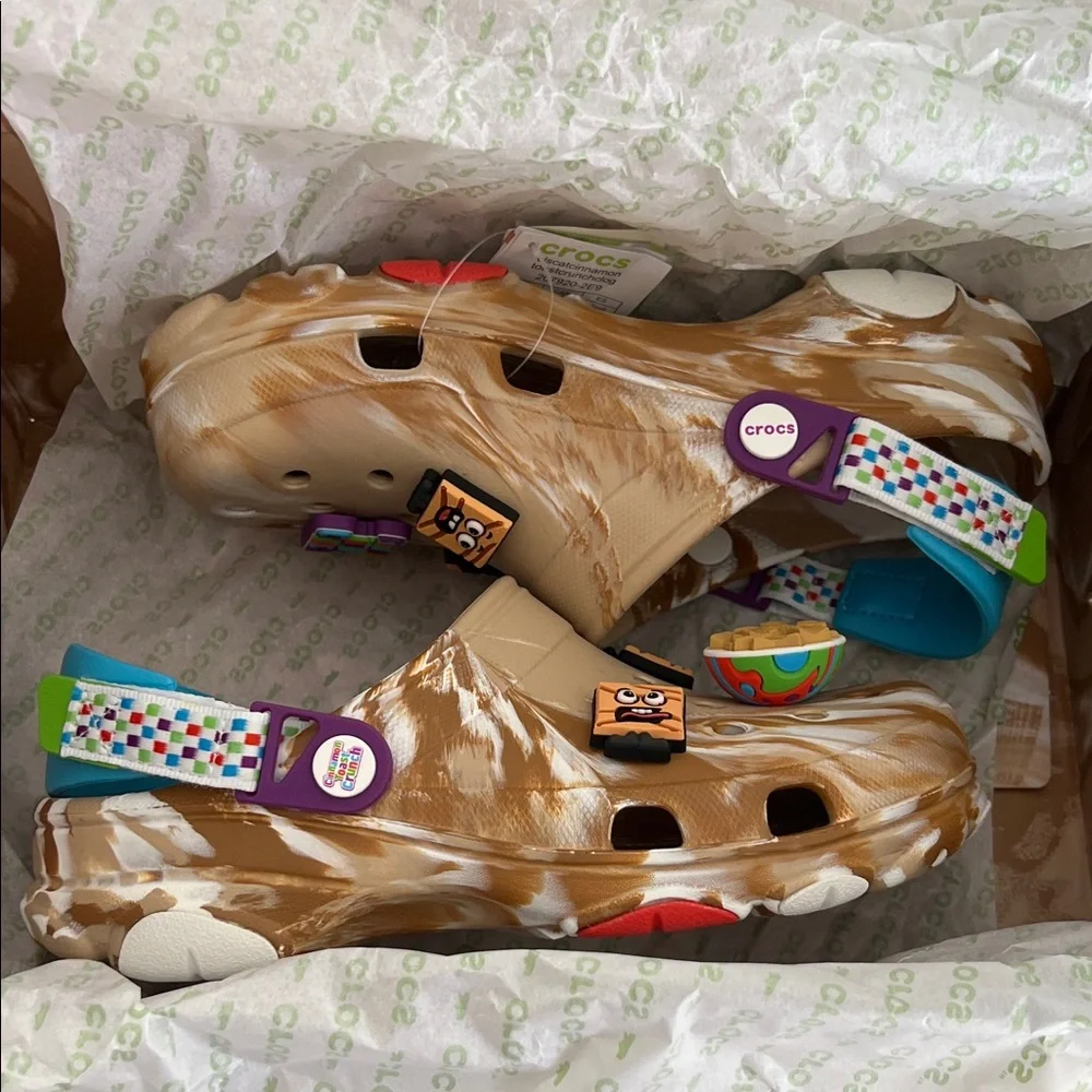 CROCS adult men’s7/woman's9 Tan and Blue NIB NWT Cinnamon Toast Crunch Slippers - Picture 8 of 10